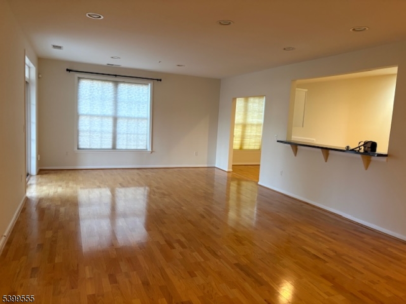 Rockaway Twp., New Jersey 07866, United States, 2 Bedrooms Bedrooms, ,2 BathroomsBathrooms,Residential,Active,250529