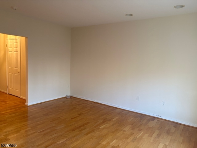 Rockaway Twp., New Jersey 07866, United States, 2 Bedrooms Bedrooms, ,2 BathroomsBathrooms,Residential,Active,250529