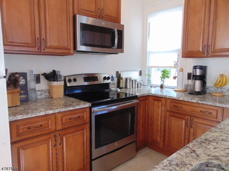 Rare opportunity, this spacious bright two-bedroom apartment features many upgrades including a private entry, completely renovated bath, kitchen, new windows and open floor plan. These are just some of the finer features of this sought after in town location with wonderful restaurants, shops and mass transit all at your fingertips.