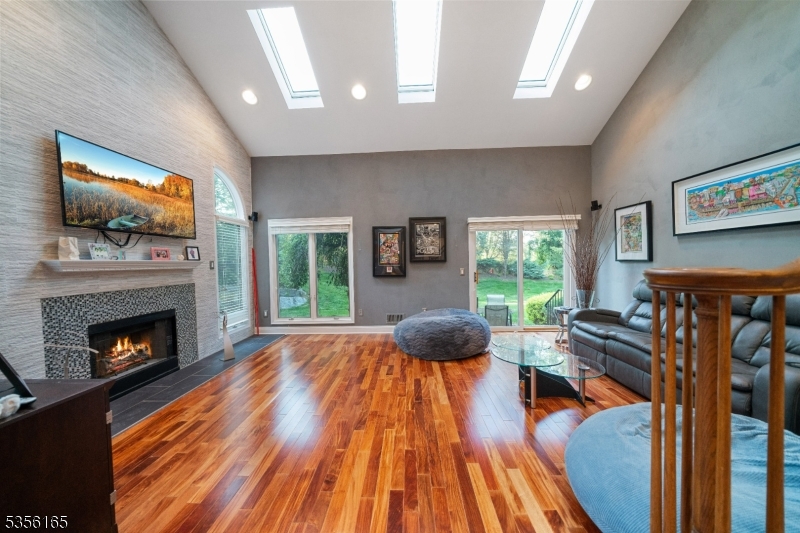 11 Louis Dr