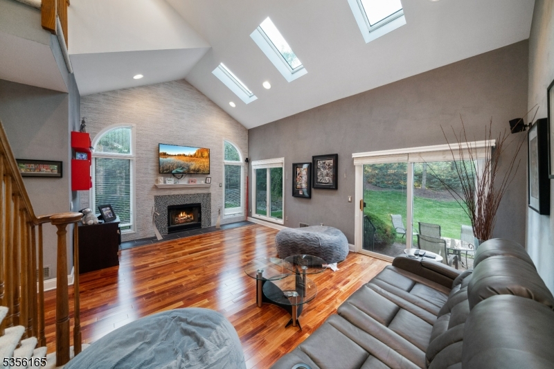 11 Louis Dr