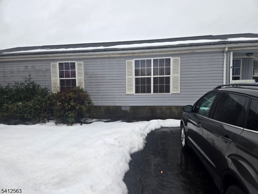 2 BR HOUSE IN 55+ COMMUNITY LOCATED IN COUNTRY VIEW VILLAGE, WHICH INCLUDES CLUBHOUSE, POOL, BOCCE BALL COURTS, PUTTING GREEN AND LOTS OF ACTIVITIES.  NEEDS UPDATES.