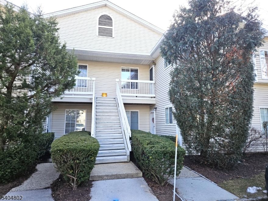 WELL MAINTAINED MAYFIELD "C" MODEL; 2-BR END-UNIT, SECOND FLOOR. SUNNY & BRIGHT WITH PRIVATE DECK.
