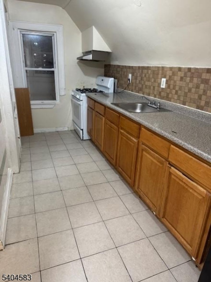 Come see this 2 bedroom apartment located near University Hospital, and public transportation.