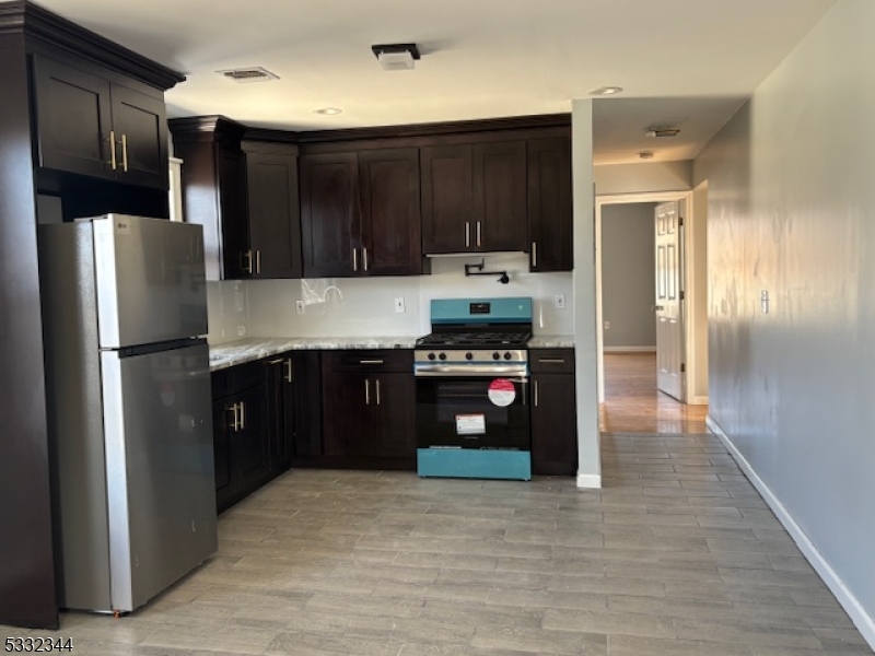 Newark City, New Jersey 07112, United States, 3 Bedrooms Bedrooms, ,1 BathroomBathrooms,Residential,Active,19774