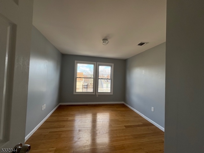 Newark City, New Jersey 07112, United States, 3 Bedrooms Bedrooms, ,1 BathroomBathrooms,Residential,Active,19774