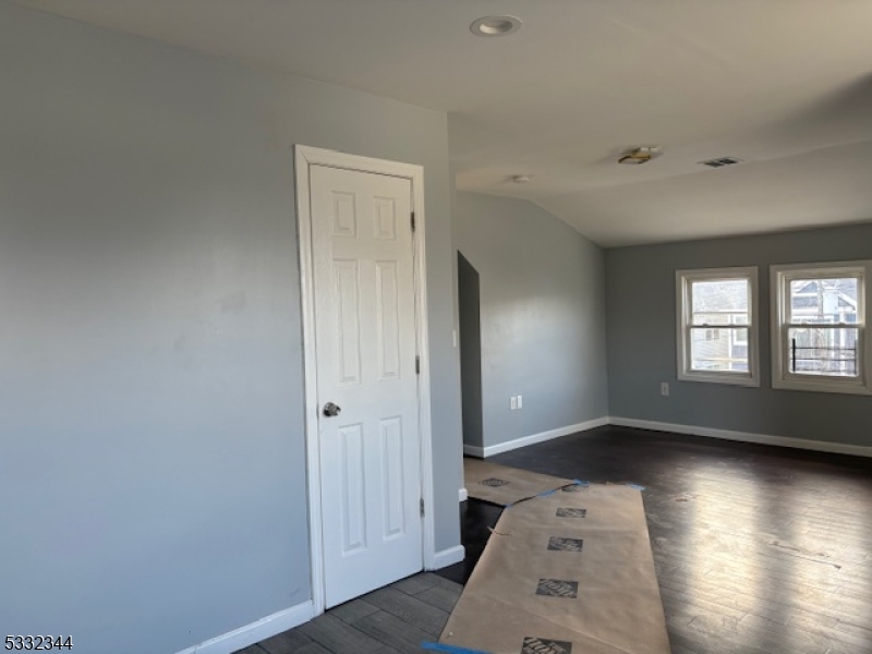 Newark City, New Jersey 07112, United States, 3 Bedrooms Bedrooms, ,1 BathroomBathrooms,Residential,Active,19774