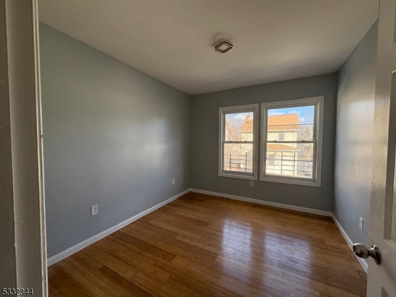 Newark City, New Jersey 07112, United States, 3 Bedrooms Bedrooms, ,1 BathroomBathrooms,Residential,Active,19774