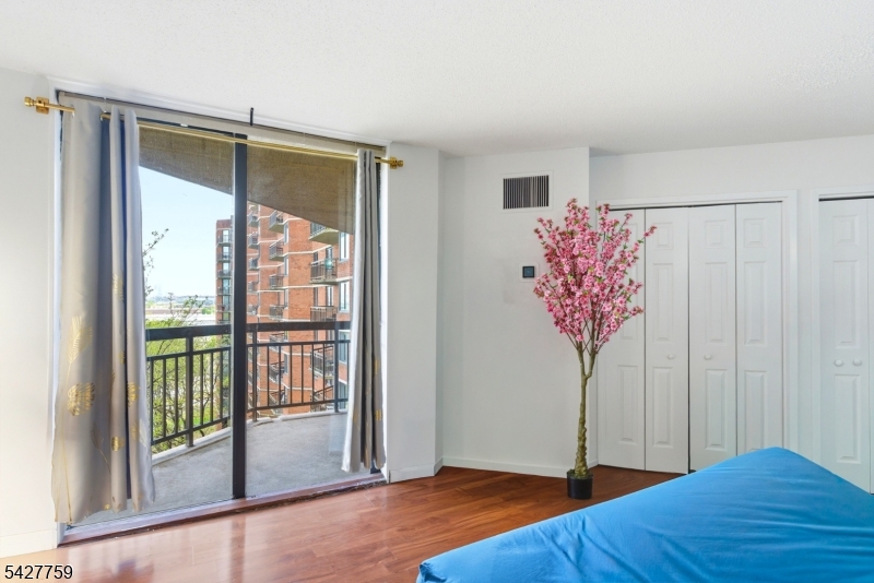 Harmon Cove Tower - Residential