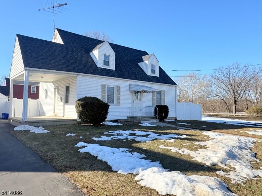 Don't miss this opportunity! This very bright Second-floor two-bedroom apartment features one full bathroom and a great kitchen. Ideally located in a fantastic commuter location, close to all major routes, shopping, and dining. Schedule your showing today!