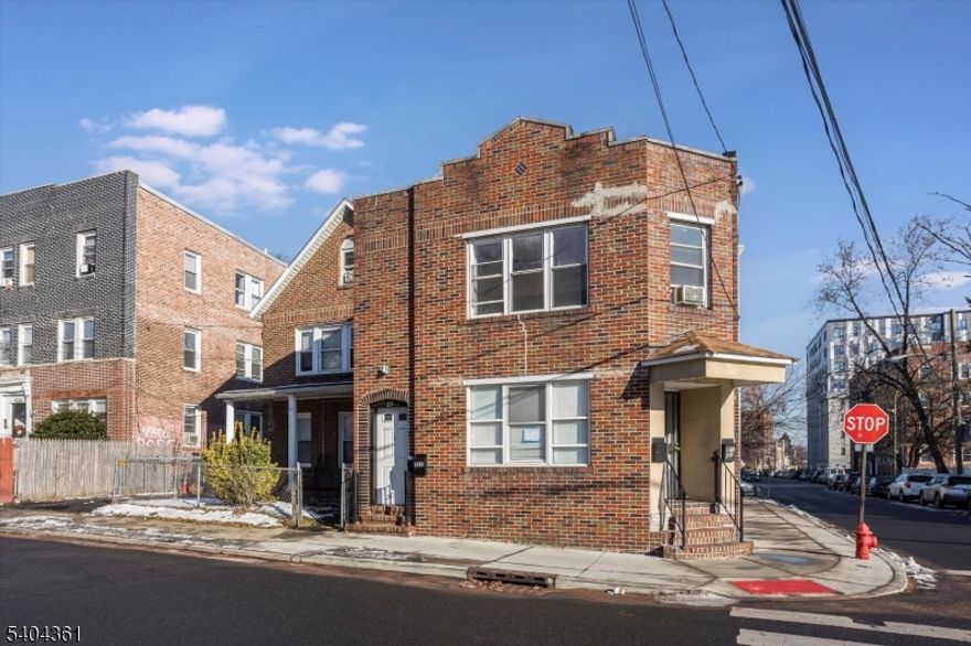 Beautiful one-bedroom apartment ideally located near shopping, dining, and public transportation. This bright, move-in-ready unit features large windows that fill the space with natural light. All utilities included, making this an exceptional value and hassle-free living option.