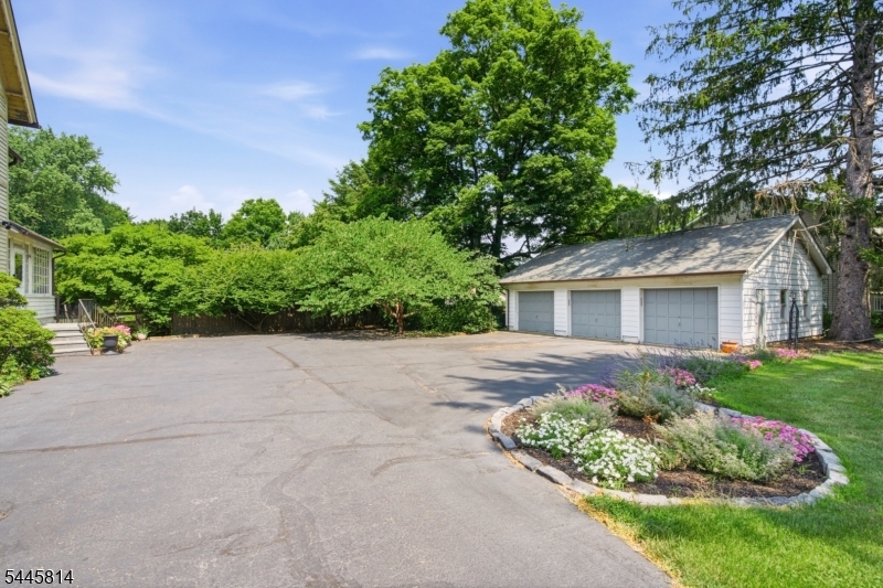 327 Willow Grove St - Photo 4