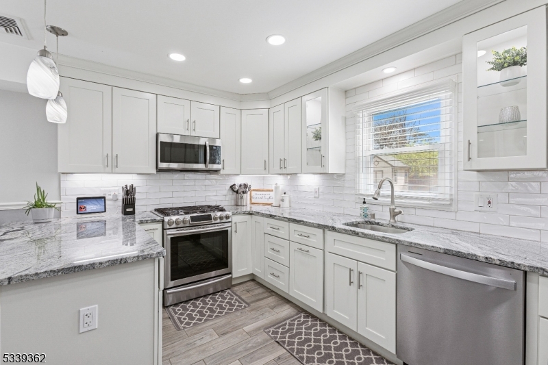 Franklin Twp., New Jersey 08873, United States, 3 Bedrooms Bedrooms, ,2 BathroomsBathrooms,Residential,Pending,119269