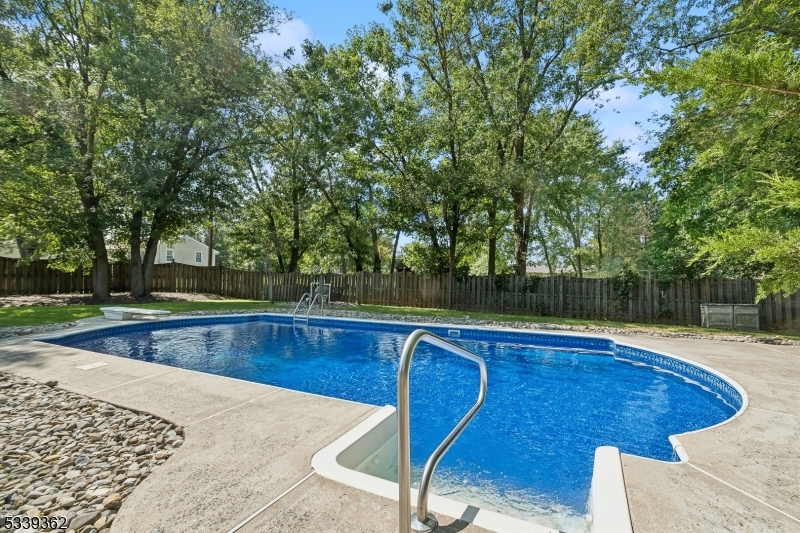 Franklin Twp., New Jersey 08873, United States, 3 Bedrooms Bedrooms, ,2 BathroomsBathrooms,Residential,Pending,119269