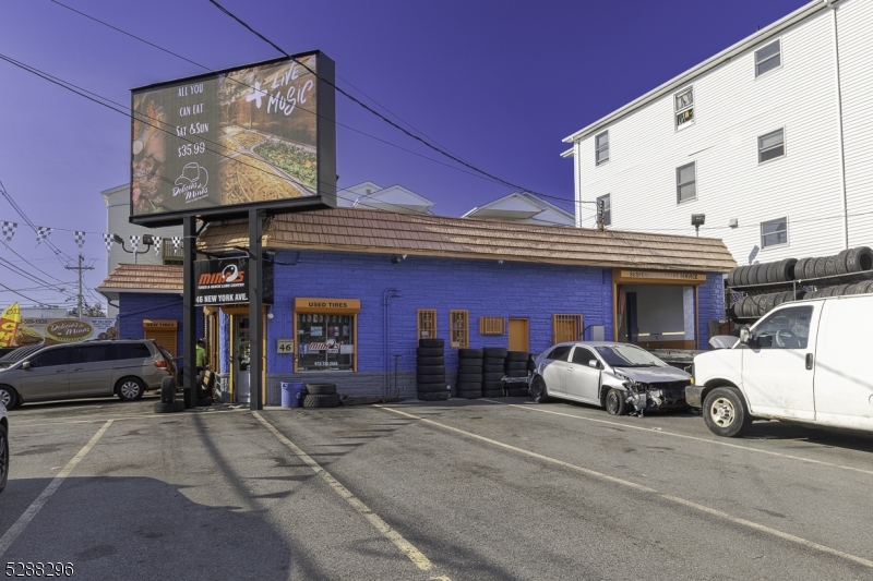 Main image without alt text