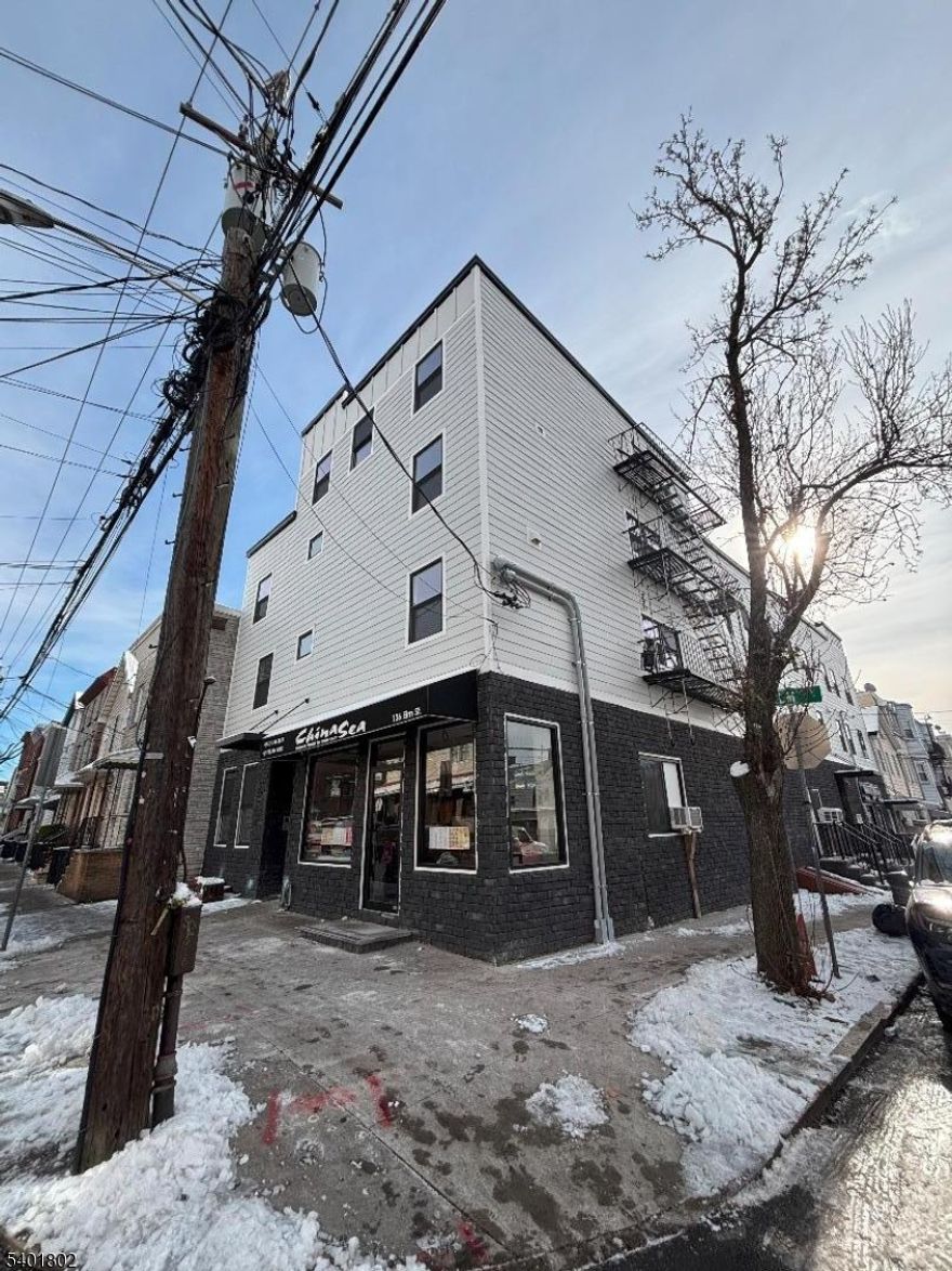 Rare opportunity to rent a fully renovated 3-bedroom apartment in the vibrant Ironbound neighborhood of Newark. These modern units feature hardwood floors throughout, stainless steel appliances, central air, and forced hot air. Ideally located near the Newark PATH Station, offering easy commuting and access to some of the area's best dining and shopping. Oportunidad unica de alquilar un apartamento de 3 dormitorios completamente renovado en el vibrante vecindario Ironbound de Newark. Estas unidades modernas cuentan con pisos de madera, electrodomesticos de acero inoxidable, aire central y calefaccion por aire forzado. Ubicacion ideal cerca de la estacion PATH de Newark, con facil acceso a transporte, restaurantes y tiendas.