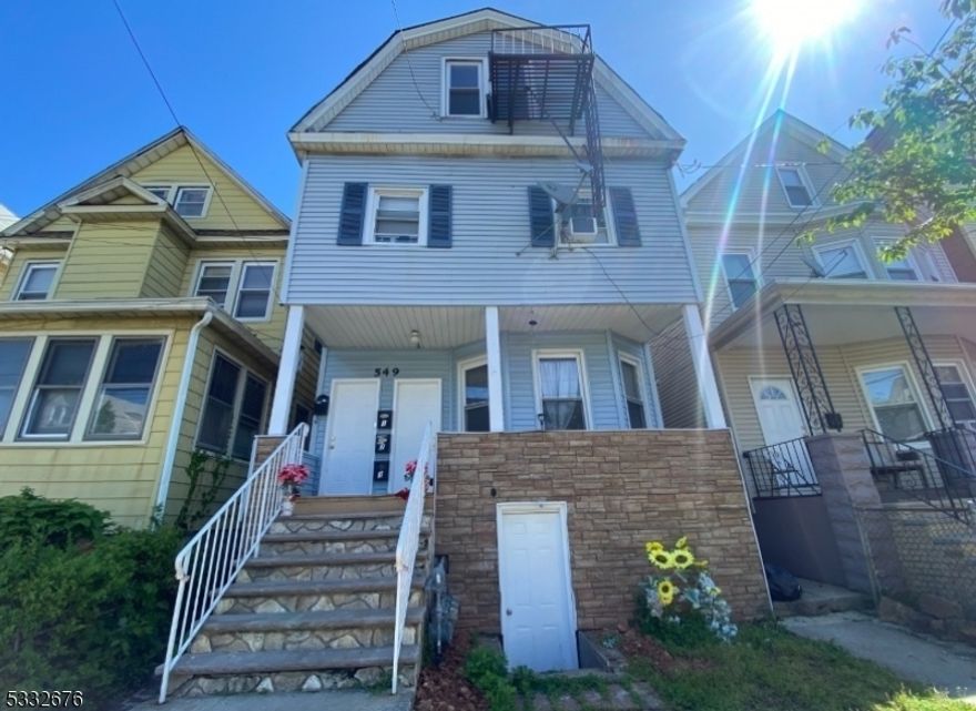 Third floor apartment with 2 bedrooms and 1 bathroom. Located minutes away from public transportation, shopping centers, schools and more.