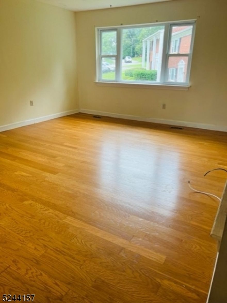 Nice Well Kept 1 Bedroom Apartment In Desirable Fox Hill! Hardwood Floors,  Nice Deck, Separate Dining Area & Much More!!! Heat  Included In Rent!!! Great Location For The Everyday Commuter ... Must See!!! Great Rental!!! unit 52b    .. as is