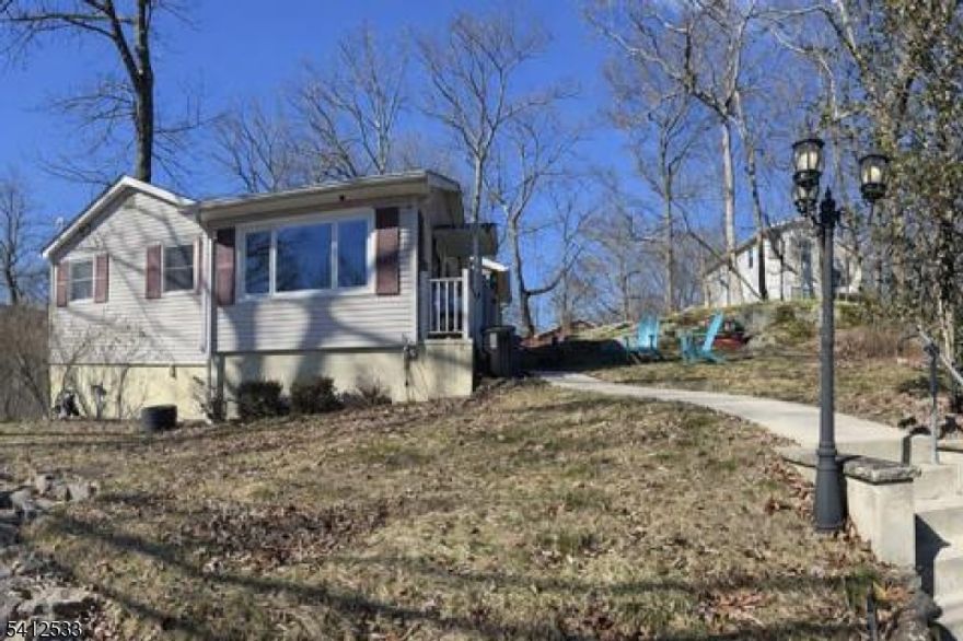 ADORABLE 2 BED 1 BATH RANCH. NEAR CRESCENT BEACH. NEWER FURNACE,GENERATOR HOOK-UP.  LAKE HOPATCONG OFFERS YEAR ROUND FUN...BOATING, FISHING, SWIMMING, WATER SKIING, ICE SKATING, ICE FISHING, RESTAURANTS, PARKS AND SO MUCH MORE!!! CONVENIENT TO ROUTES 46,10,80 AND NYC TRAIN/TRANSIT.