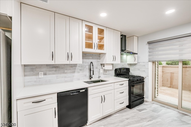 Edison Twp., New Jersey 08820, United States, 2 Bedrooms Bedrooms, ,3 BathroomsBathrooms,Residential,Active,104425