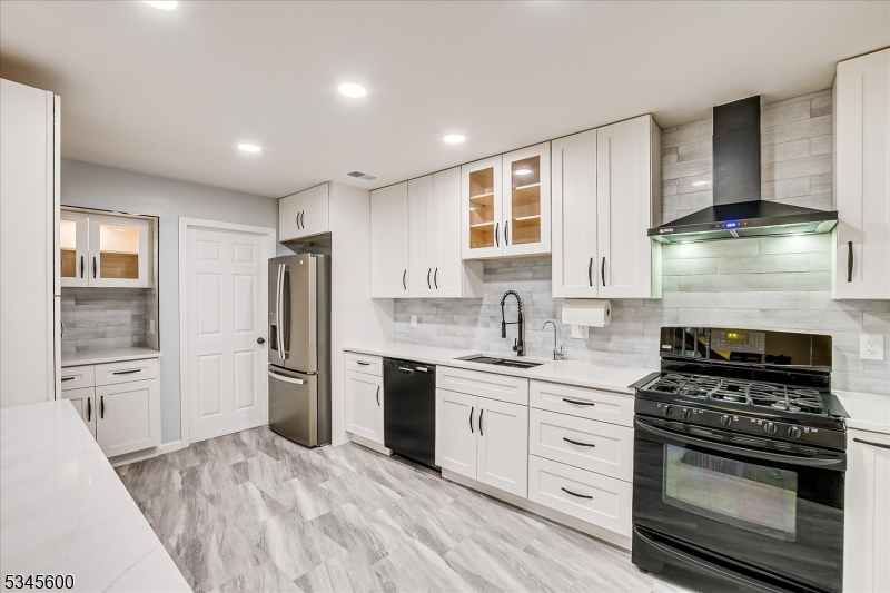 Edison Twp., New Jersey 08820, United States, 2 Bedrooms Bedrooms, ,3 BathroomsBathrooms,Residential,Active,104425