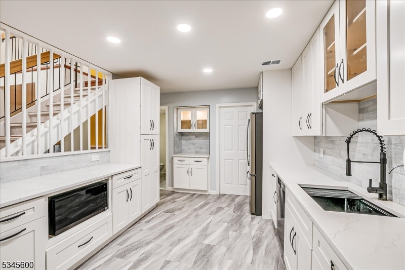 Edison Twp., New Jersey 08820, United States, 2 Bedrooms Bedrooms, ,3 BathroomsBathrooms,Residential,Active,104425