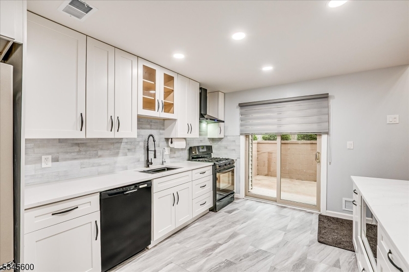 Edison Twp., New Jersey 08820, United States, 2 Bedrooms Bedrooms, ,3 BathroomsBathrooms,Residential,Active,104425