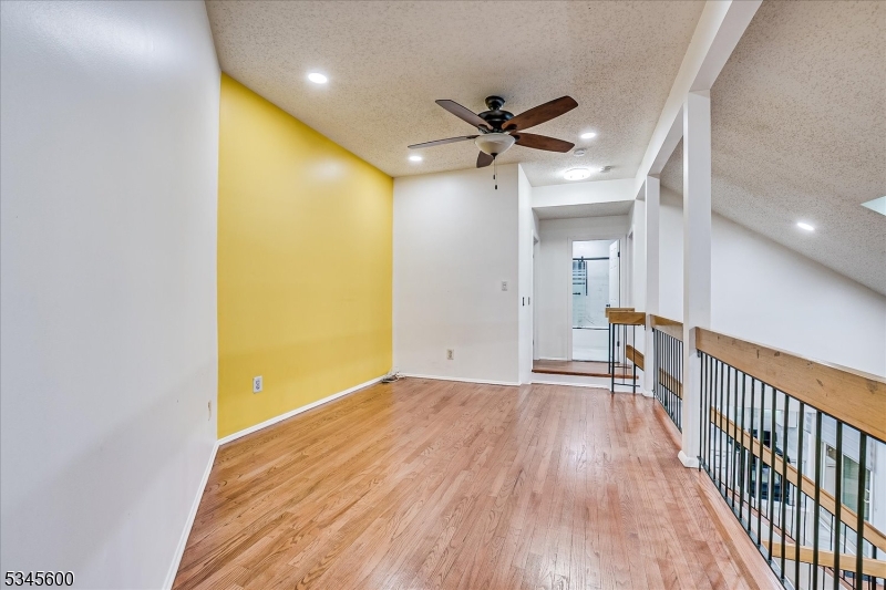 Edison Twp., New Jersey 08820, United States, 2 Bedrooms Bedrooms, ,3 BathroomsBathrooms,Residential,Active,104425