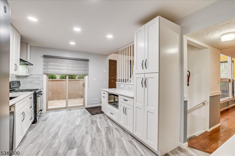 Edison Twp., New Jersey 08820, United States, 2 Bedrooms Bedrooms, ,3 BathroomsBathrooms,Residential,Active,104425