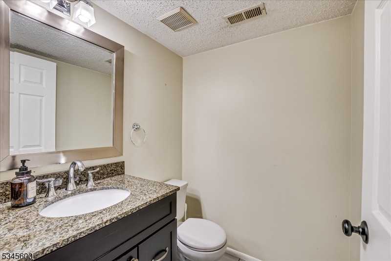 Edison Twp., New Jersey 08820, United States, 2 Bedrooms Bedrooms, ,3 BathroomsBathrooms,Residential,Active,104425