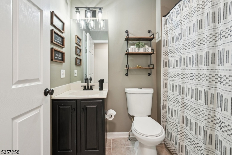 Hardyston Twp., New Jersey 07419, United States, 3 Bedrooms Bedrooms, ,2 BathroomsBathrooms,Residential,Pending,130520