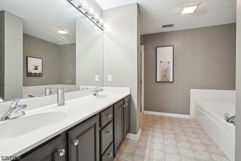 Hardyston Twp., New Jersey 07419, United States, 3 Bedrooms Bedrooms, ,2 BathroomsBathrooms,Residential,Pending,130520