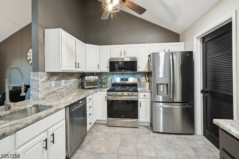 Hardyston Twp., New Jersey 07419, United States, 3 Bedrooms Bedrooms, ,2 BathroomsBathrooms,Residential,Pending,130520