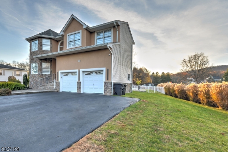 Pequannock Twp., New Jersey 07444, United States, 4 Bedrooms Bedrooms, ,3 BathroomsBathrooms,Residential,Active,117749