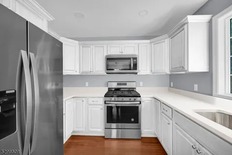 MLS: 3943581