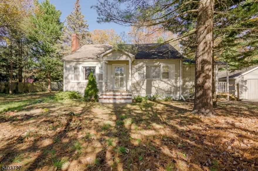 Welcome to this beautiful 3 bedroom ranch, close to stores, 3 mins away from Ocean County Mall, walking distance to Skyview Park and elementary schools, good start up home for first time home buyers or a investment rental property, don't miss this opportunity! Hurry up! It wont last long!