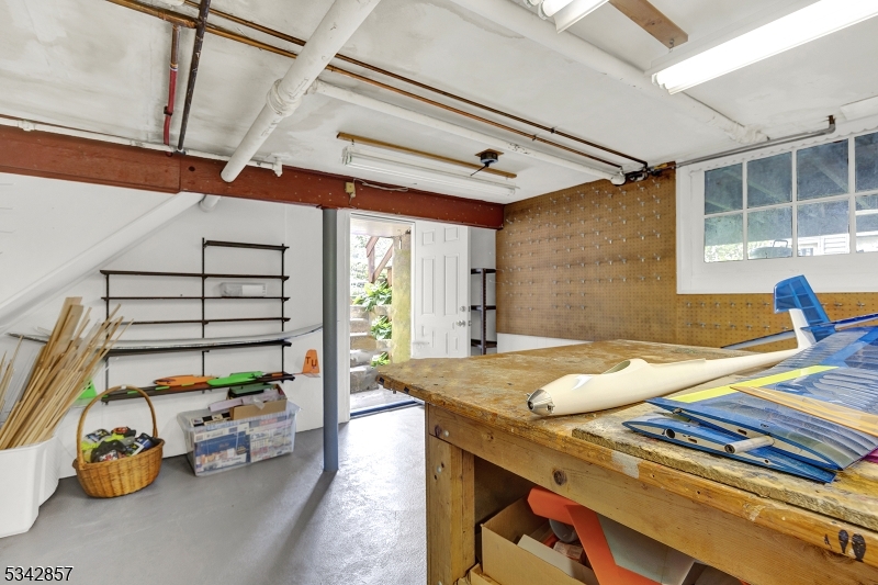 Chatham Boro, New Jersey 07928, United States, 3 Bedrooms Bedrooms, ,2 BathroomsBathrooms,Residential,Pending,127600