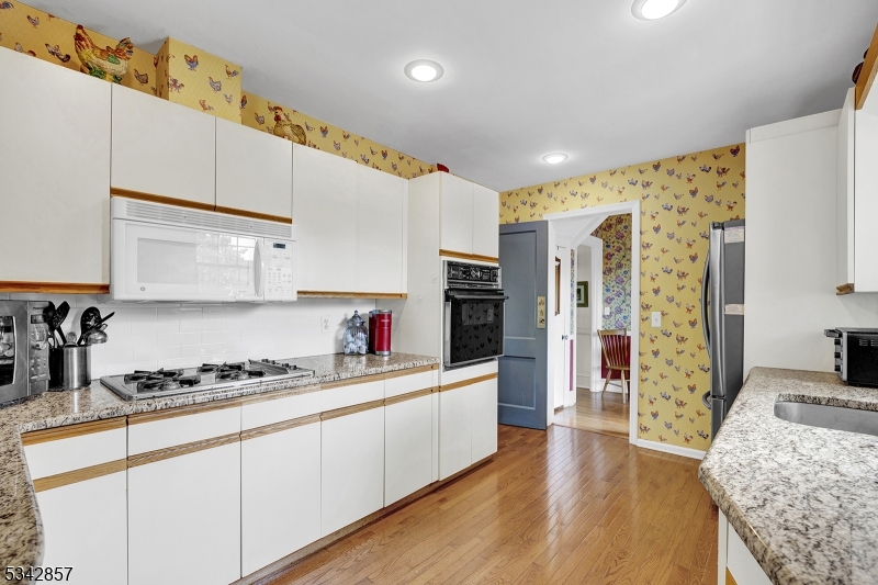 Chatham Boro, New Jersey 07928, United States, 3 Bedrooms Bedrooms, ,2 BathroomsBathrooms,Residential,Pending,127600