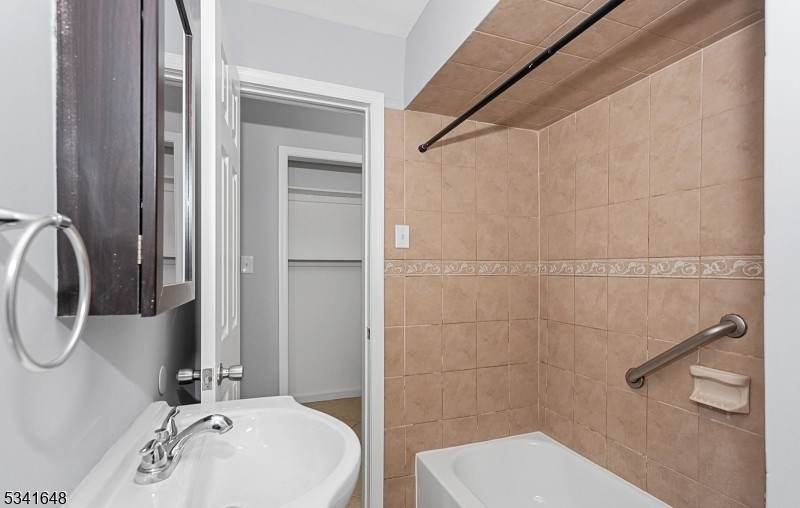 Newark City, New Jersey 07104, United States, 2 Bedrooms Bedrooms, ,1 BathroomBathrooms,Residential,Active,82125