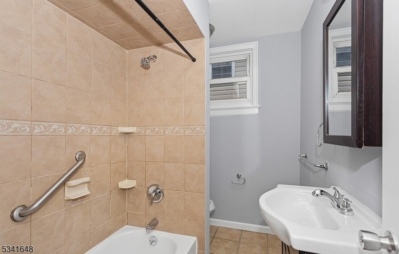 Newark City, New Jersey 07104, United States, 2 Bedrooms Bedrooms, ,1 BathroomBathrooms,Residential,Active,82125