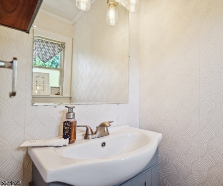 Glen Rock Boro, New Jersey 07452, United States, 3 Bedrooms Bedrooms, ,2 BathroomsBathrooms,Residential,Active,180223