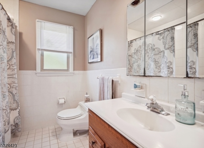 Glen Rock Boro, New Jersey 07452, United States, 3 Bedrooms Bedrooms, ,2 BathroomsBathrooms,Residential,Active,180223