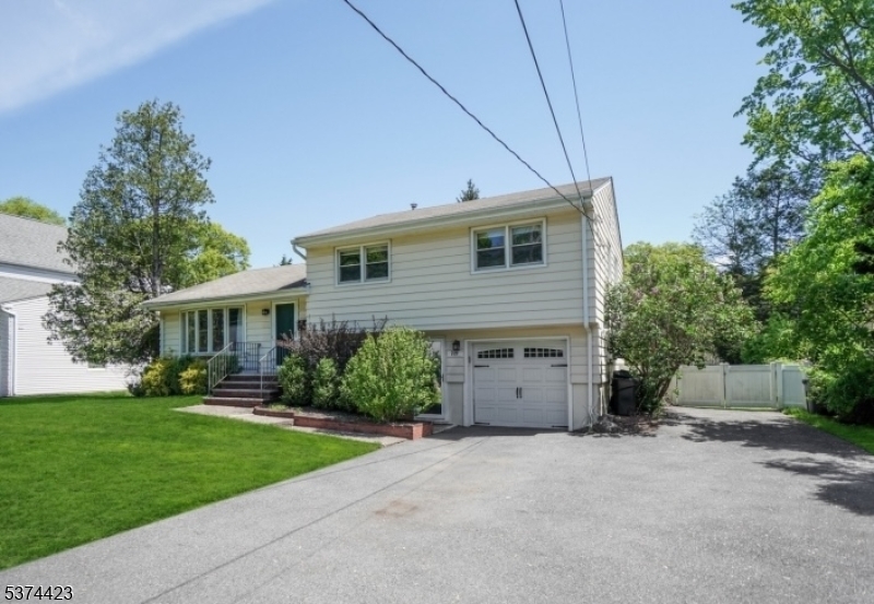 Glen Rock Boro, New Jersey 07452, United States, 3 Bedrooms Bedrooms, ,2 BathroomsBathrooms,Residential,Active,180223