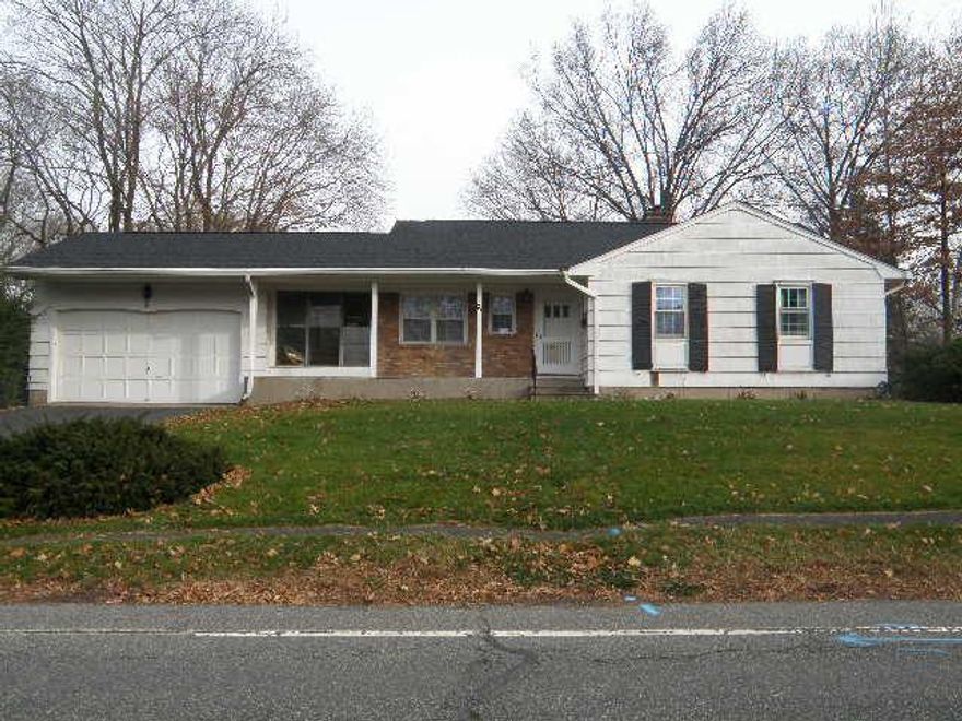 Good maintenance 3 bedrooms apartment, don't miss the opportunity to rented it, in the 3 floor, with spacious kitchen, and good side bedrooms.Easy to commute, close to all major transportations. NJTPK. Route 287. and more.