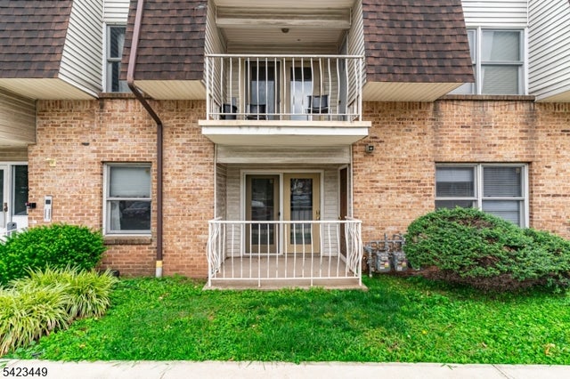 100 W Grand St