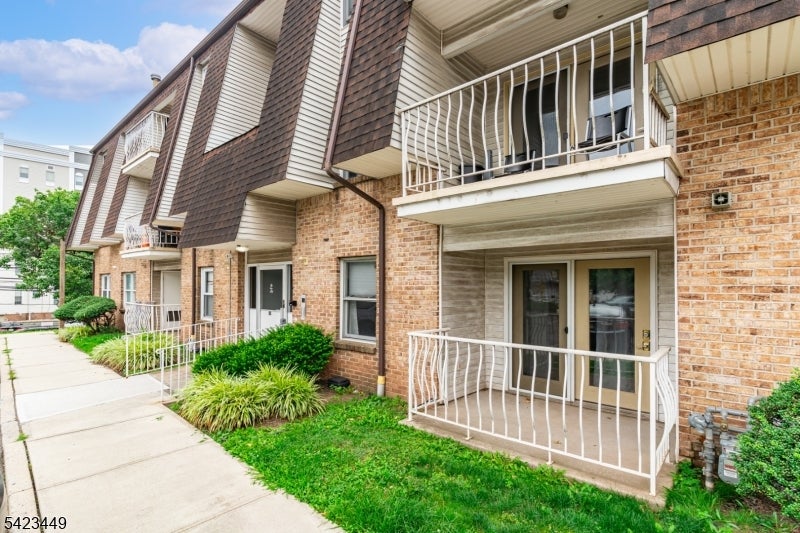 100 W Grand St - Photo 2