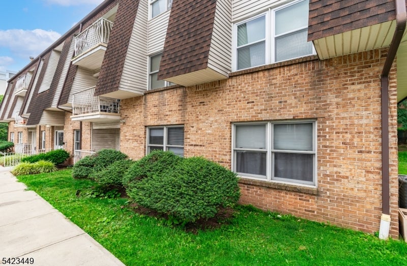 100 W Grand St - Photo 3