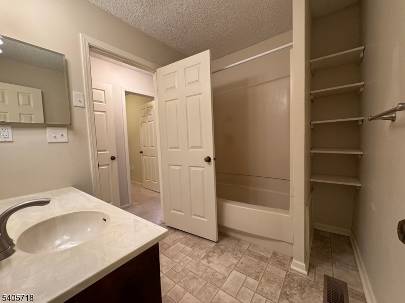 Heritage Lakes at the Quarr - Residential Lease