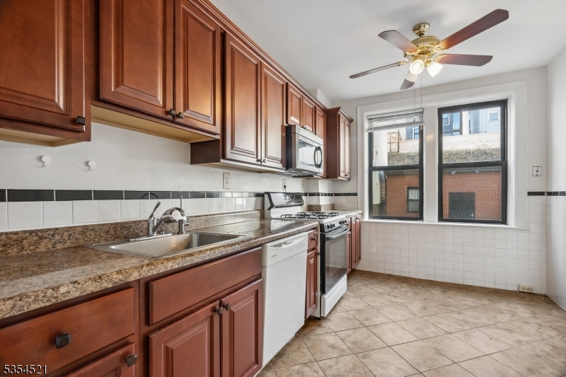 Jersey City, New Jersey 07306, United States, 2 Bedrooms Bedrooms, ,1 BathroomBathrooms,Residential,Active,119699