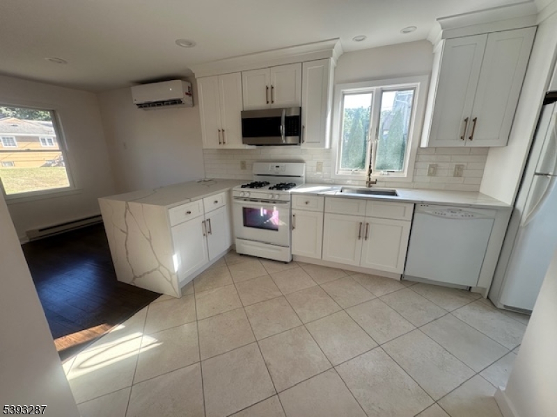 Cedar Grove Twp., New Jersey 07009, United States, 2 Bedrooms Bedrooms, ,3 BathroomsBathrooms,Residential,Active,232367